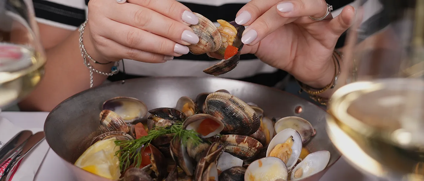 Gäste genießen frische Muscheln im Nautilus