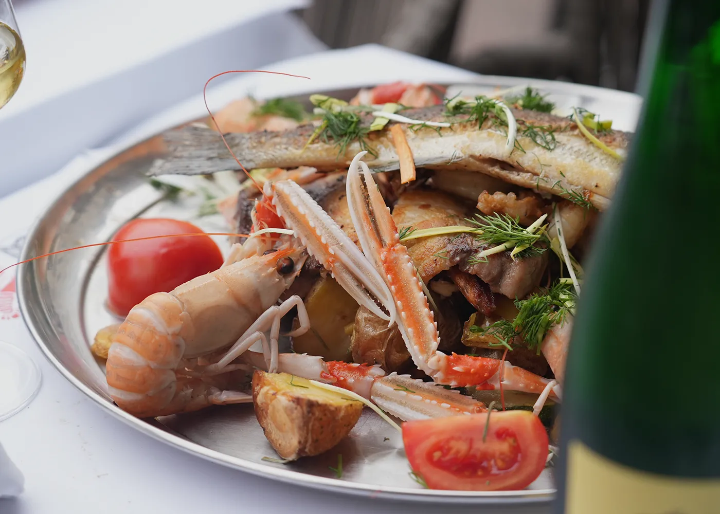 Große Fischplatte mit Scampi, Königskrabbe und Weißwein im Nautilus