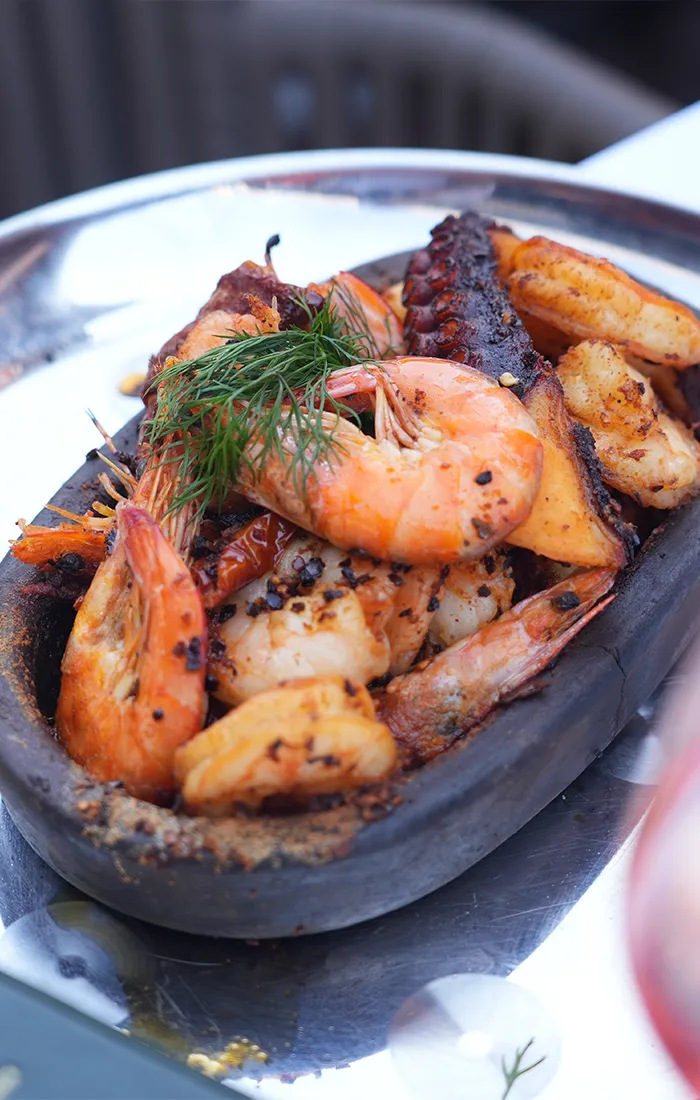 Gegrillte Garnelen und Oktopus mit Dill