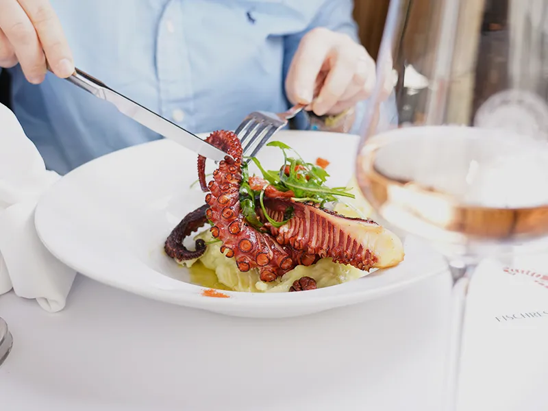 Gegrillter Oktopus auf Salat mit Rosé