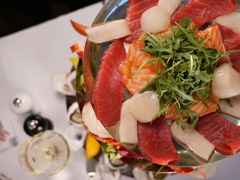 Sashimi-Platte mit Lachs, Thunfisch und Jakobsmuscheln