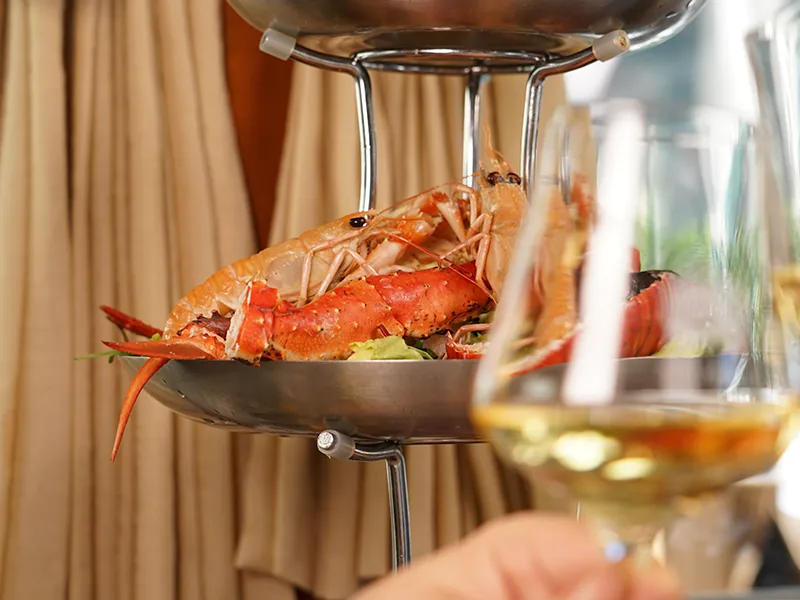 Meeresfrüchte-Etagere mit Scampi und Weißwein