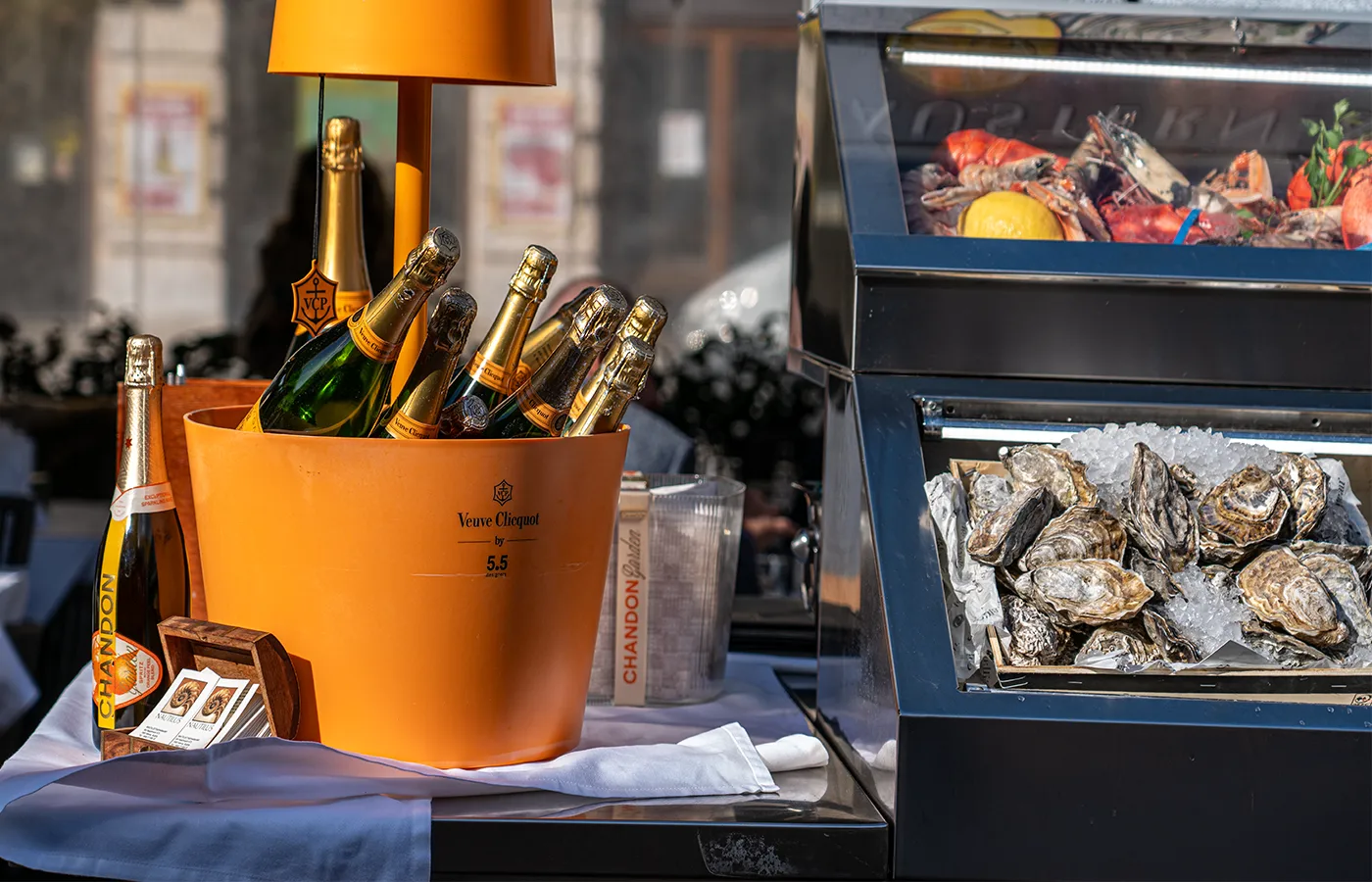 Austern-Bar am Naschmarkt: Veuve Clicquot im Kühler und frische Austern auf Eis