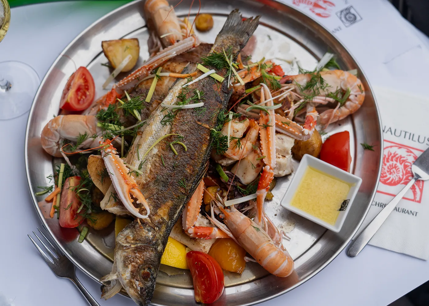 Nautilusfischplatte mit ganzem Fisch und Scampi