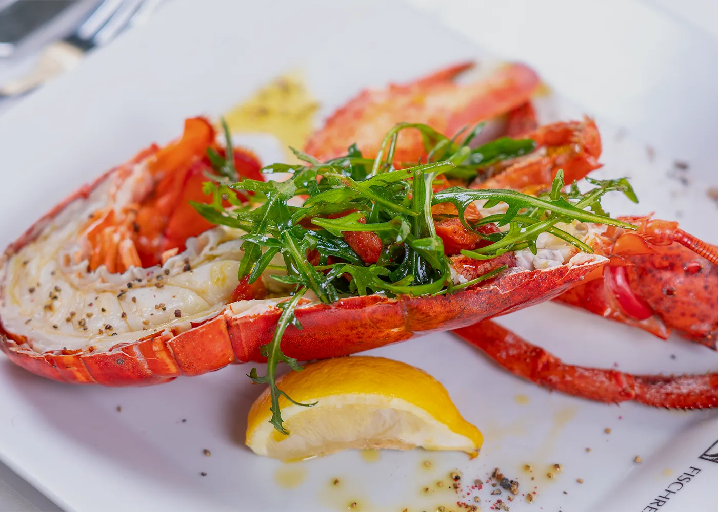 Gegrillter Hummer mit Rucola und Zitrone
