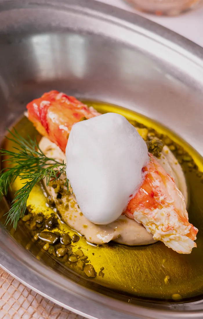 Königskrabbe mit Schaum und Dill