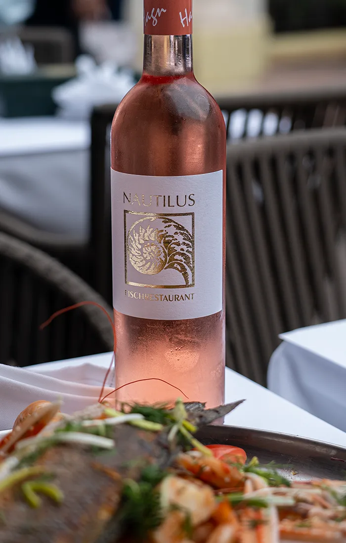 Nautilus Rosé Edition auf dem Tisch im Schanigarten