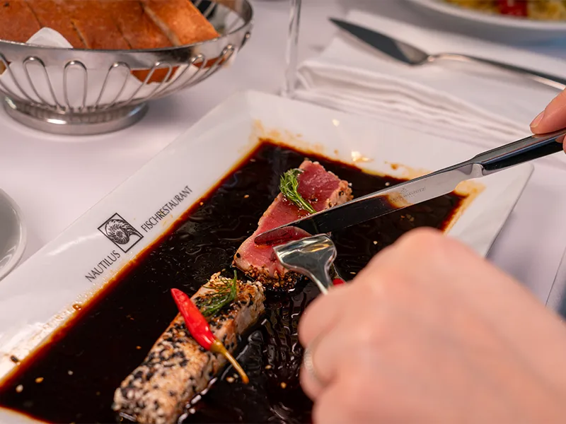 Thunfisch-Tataki mit Sesam und Chili