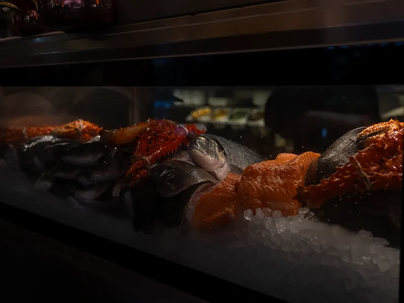 Frischer Fisch und Königskrabben in der Fischvitrine