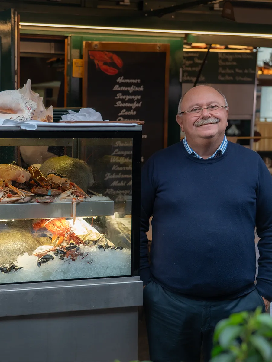 Inhaber Sabu Topallar an der Fischvitrine seines Fischrestaurants Nautilus am Wiener Naschmarkt