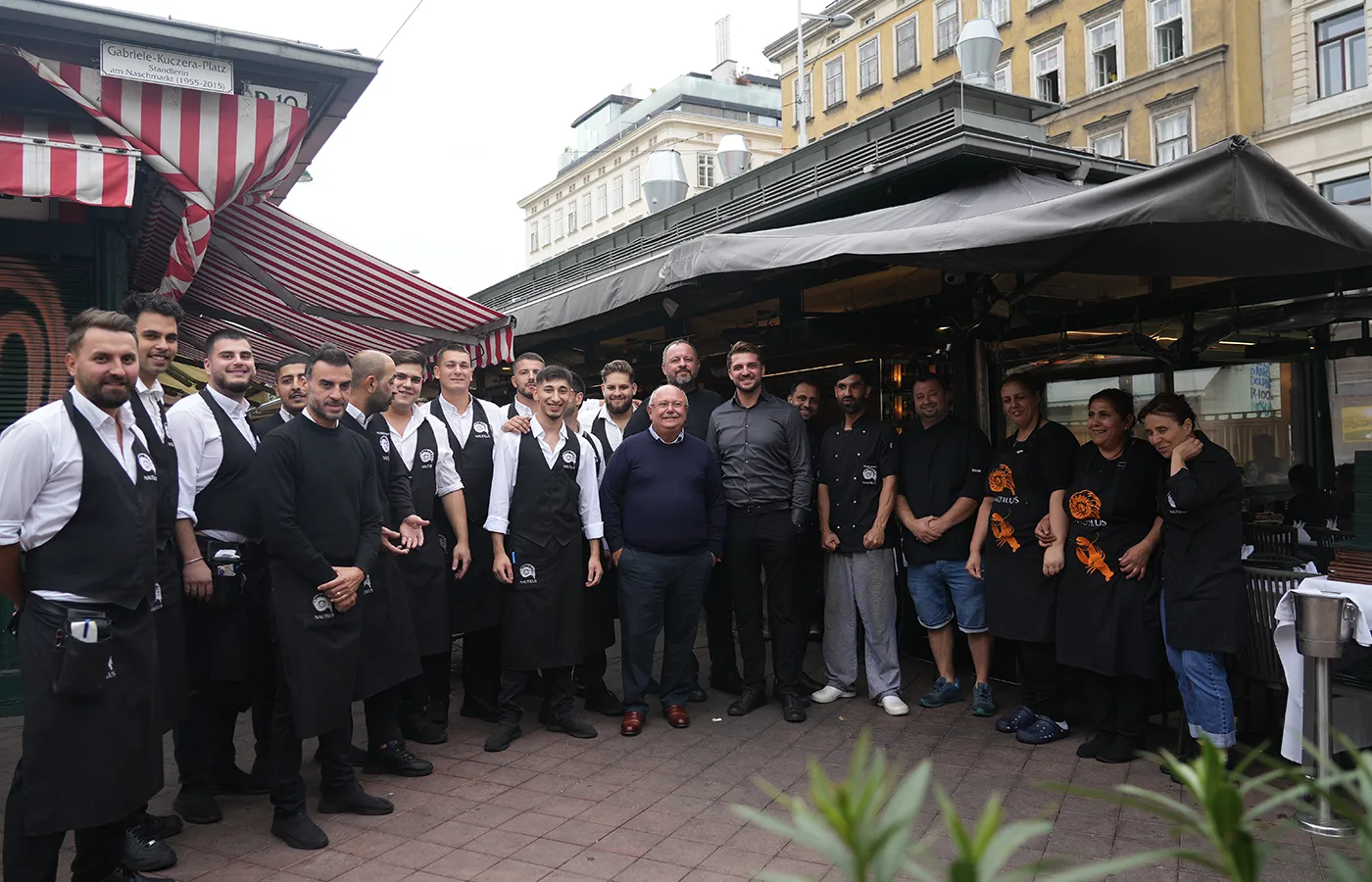 Das Team des Nautilus Fischrestaurants vor dem Lokal am Wiener Naschmarkt