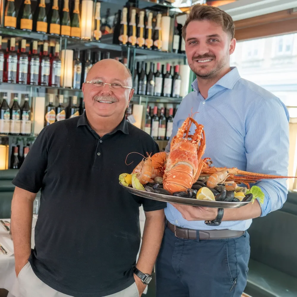 Sabu Topallar und Sorin Spiridon mit Meeresfrüchteplatte im Nautilus